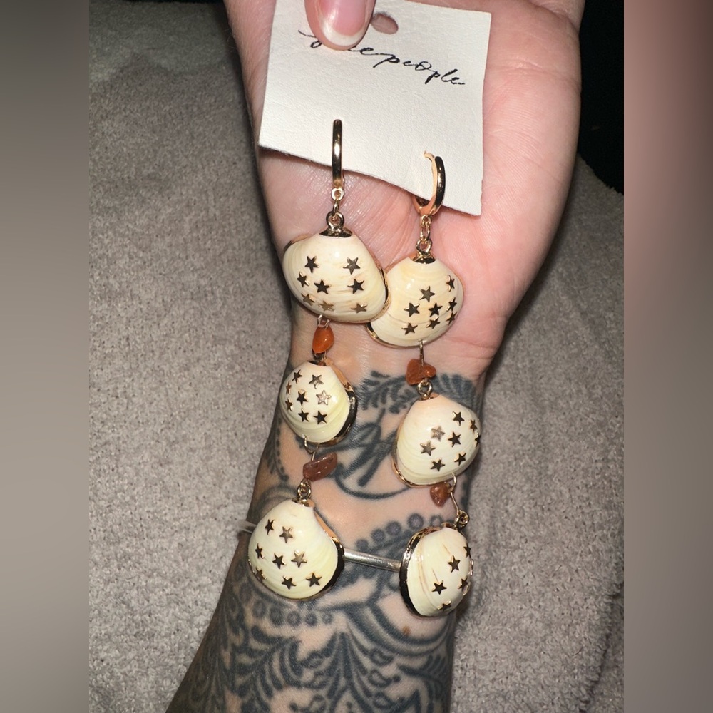 NWT FREE PEOPLE Bahama Baby Earrings - Apricot Three Shells
$48 MSRP - Picture 4 of 5